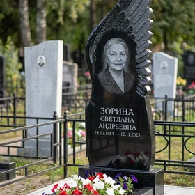 Памятник с обнимающим крылом ангела из черного габбро-диабаза