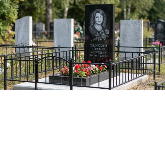 Памятник с розой из чёрного гранита габбро-диабаз
