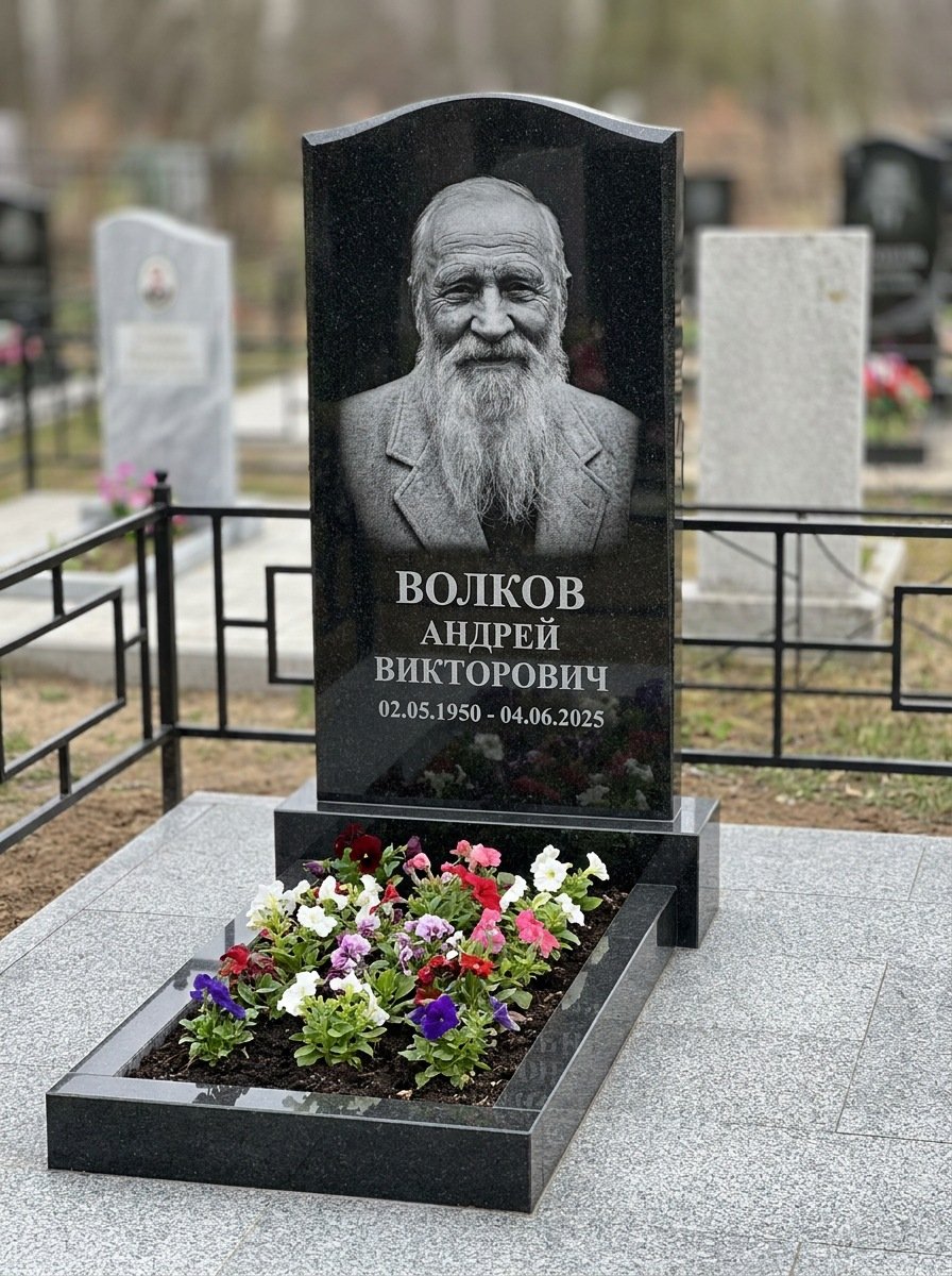 Портрет на памятнике в Воронеже — Старый снимок восстановили, портрет по грудь — гравировка